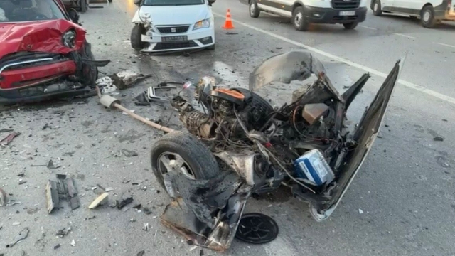 İzmir'de üç aracın karıştığı zincirleme kaza: 3 yaralı