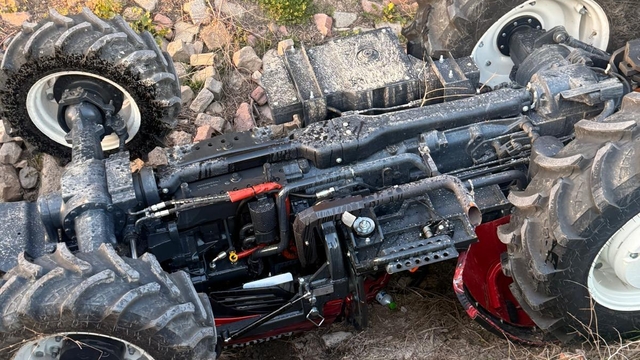 Mersin'de devrilen traktörün altında hayatını kaybetti