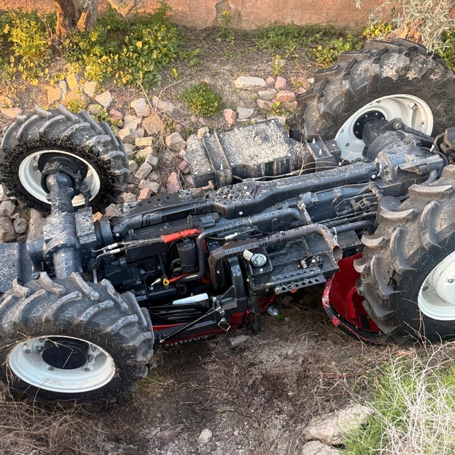Mersin'de devrilen traktörün altında hayatını kaybetti