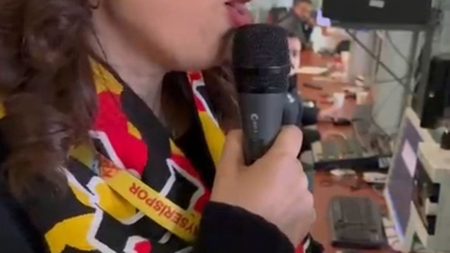 Zecorner Kayserispor-Trabzonspor maçında kadın taraftar anons yaptı