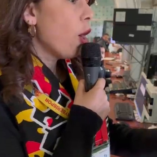 Zecorner Kayserispor-Trabzonspor maçında kadın taraftar anons yaptı