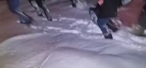 Kars'ta 85 yaşındaki hasta leğenle taşınarak ambulansa ulaştırıldı