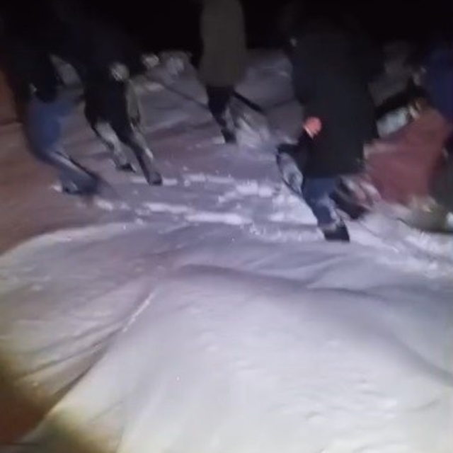 Kars'ta 85 yaşındaki hasta leğenle taşınarak ambulansa ulaştırıldı