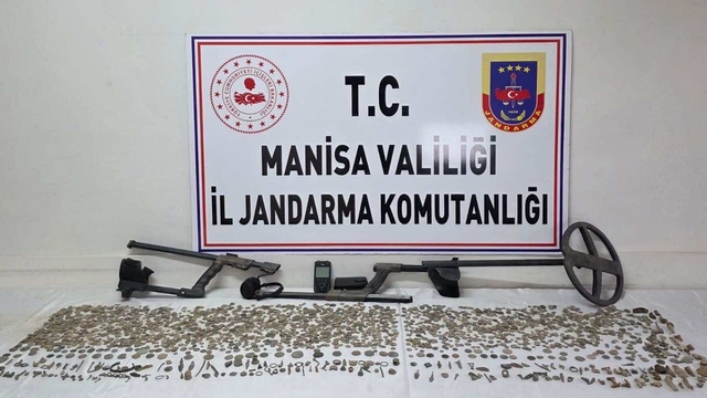 Manisa'da çok sayıda tarihi obje ve sikke ele geçirildi