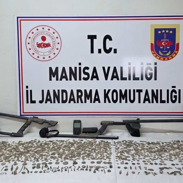 Manisa'da çok sayıda tarihi obje ve sikke ele geçirildi