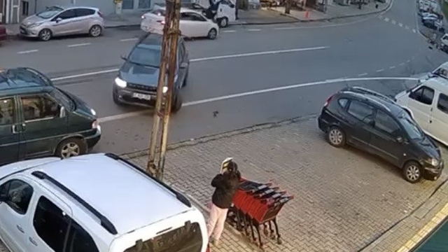 Trabzon'da otomobilin çarptığı genç kadın metrelerce savruldu... O anlar kamerada