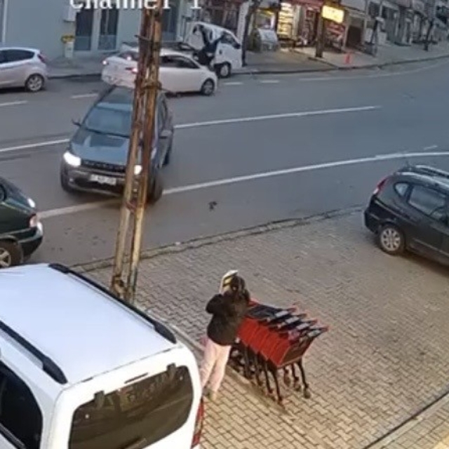 Trabzon'da otomobilin çarptığı genç kadın metrelerce savruldu... O anlar ka...