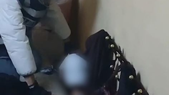 Cinsel istismar hükümlüsü halıların arasında saklanırken yakalandı