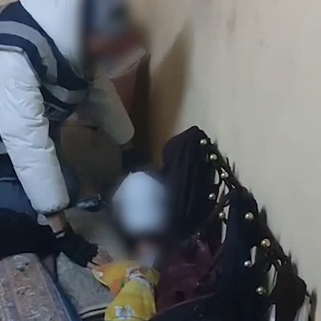 Cinsel istismar hükümlüsü halıların arasında saklanırken yakalandı