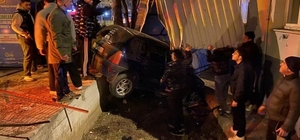 Bursa'da kontrolden çıkan araç apartmanın bahçesine savruldu