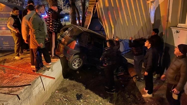 Bursa'da kontrolden çıkan araç apartmanın bahçesine savruldu