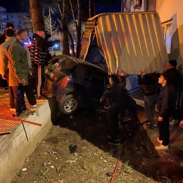 Bursa'da kontrolden çıkan araç apartmanın bahçesine savruldu