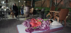 Buldan'da 5.1 büyüklüğündeki depremin ardından yaşanan artçılardan korkan vatandaşlar dışarda sabahladı