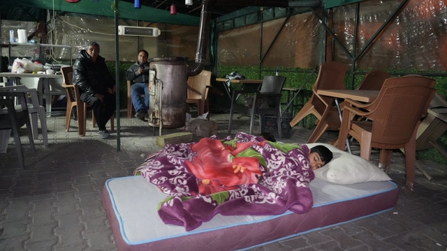 Buldan'da 5.1 büyüklüğündeki depremin ardından yaşanan artçılardan korkan vatandaşlar dışarda sabahladı