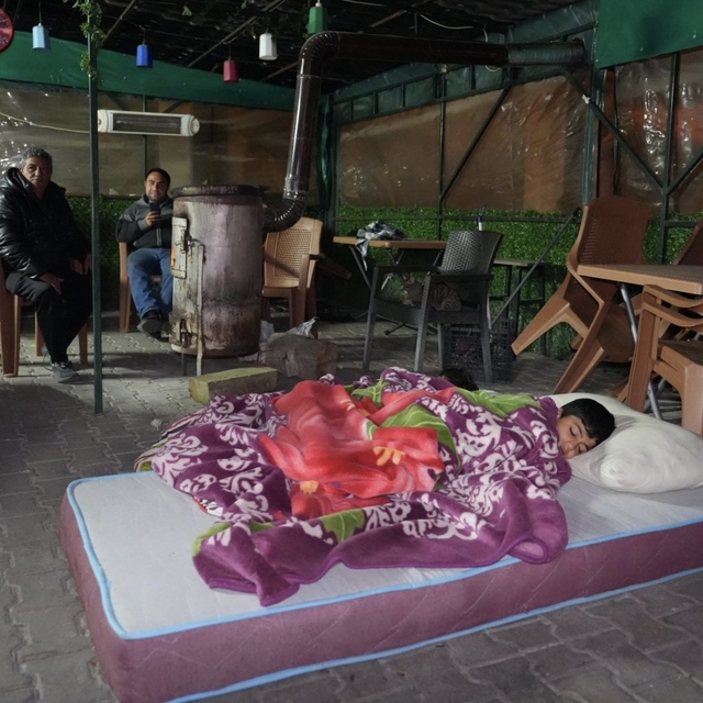 Buldan'da 5.1 büyüklüğündeki depremin ardından yaşanan artçılardan korkan v...