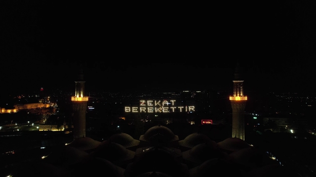Ulucami'nin yeni mahyası Uludağ'dan görülüyor
"Zekat Berekettir" yazılı mahya Bursa semalarında bu kez Uludağ'a doğru ışıldadı