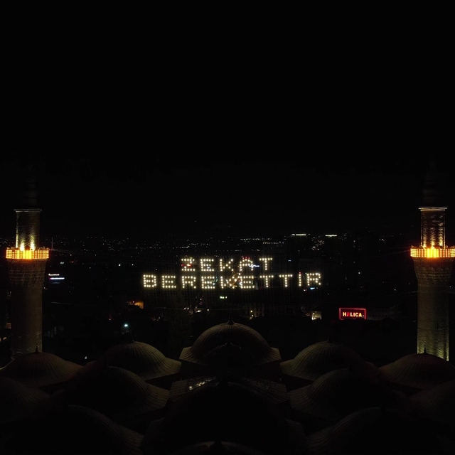 Ulucami'nin yeni mahyası Uludağ'dan görülüyor
"Zekat Berekettir" yazılı mah...