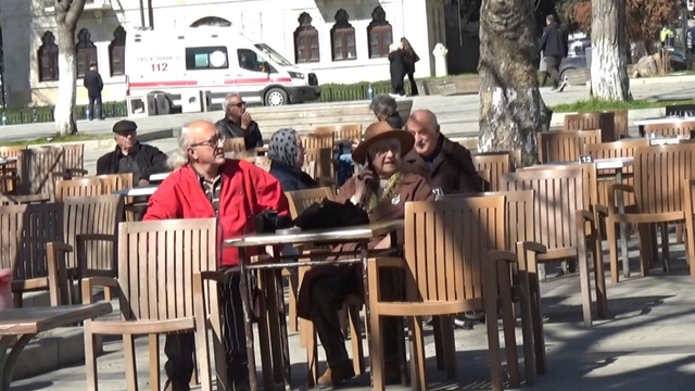 Gençler kaçıyor, emekliler yerleşiyor: Sinop'ta çalışan sayısı, emeklilerin gerisinde kaldı
Sinop'ta demografik değişim: Emekli sayısı 66 bini aştı, listede zirveye oynadı