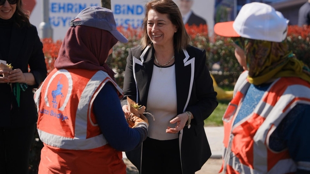Belediye personellerine kadınlar günü sürprizi
