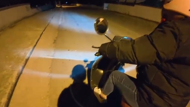 Annesine gece motor sürmeyi öğreten genç izleyenleri gülümsetti