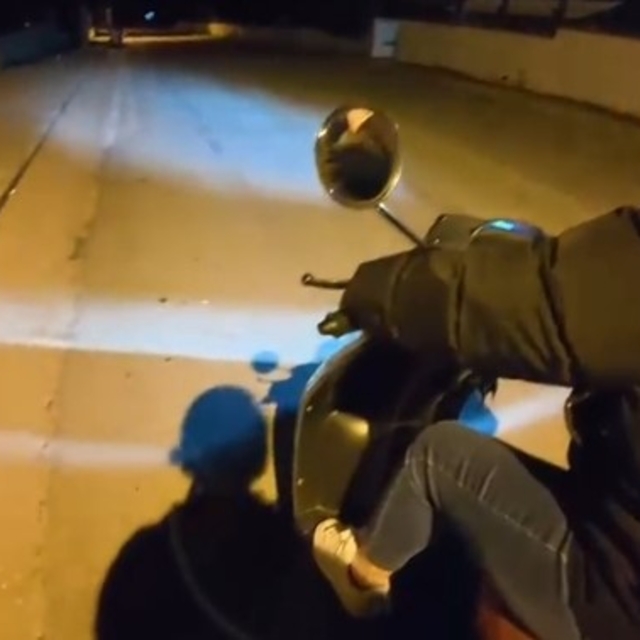 Annesine gece motor sürmeyi öğreten genç izleyenleri gülümsetti