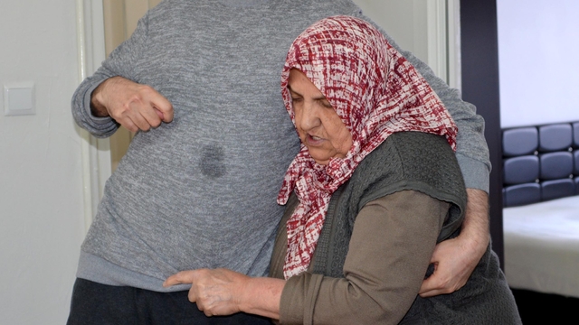 78 yaşındaki annenin tek isteği, 22 yıldır bakımını üstlendiği oğlunun güneşi görmesi