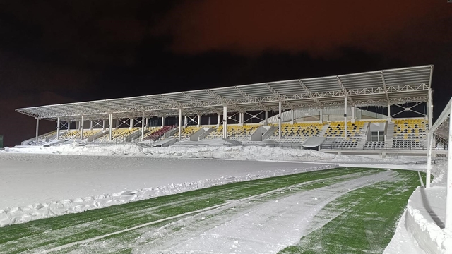 Bitlis'te karla kaplı stat temizlendi