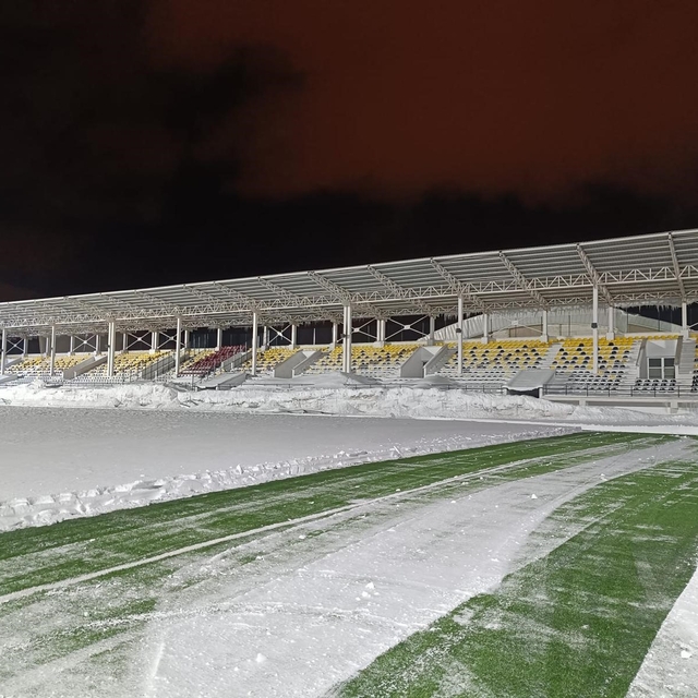 Bitlis'te karla kaplı stat temizlendi