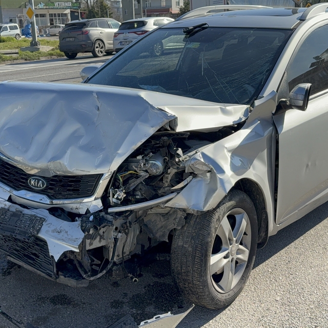 Otomobil hafif ticari araca çarptı: 4 yaralı