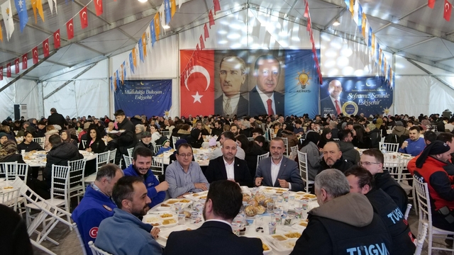 Arama kurtarma ekipleri iftar çadırında ağırlandı
AK Parti Eskişehir Başkanı Gürhan Albayrak:
"Fedakarlıklarıyla bizlere her zaman güç veren kahramanlarımıza teşekkür ediyorum"