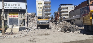 Kahta'da yıkım molozları esnafı mağdur ediyor