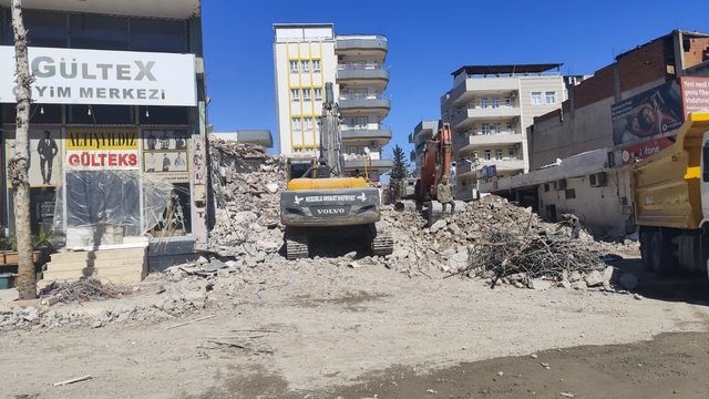 Kahta'da yıkım molozları esnafı mağdur ediyor