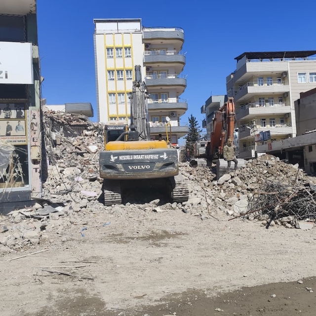 Kahta'da yıkım molozları esnafı mağdur ediyor