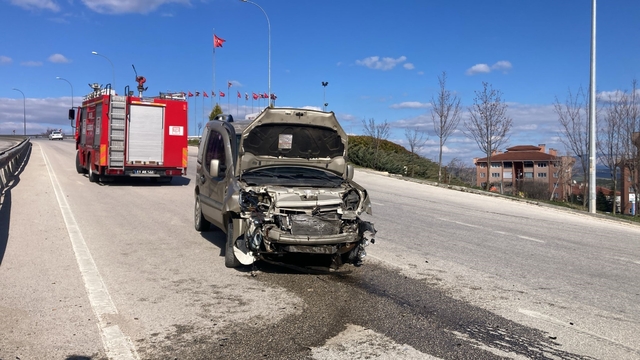 Bilecik'te kontrolden çıkan araç refüje çarptı