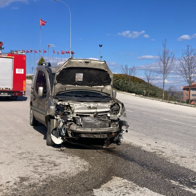 Bilecik'te kontrolden çıkan araç refüje çarptı