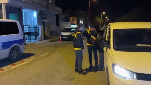 Sopayla sürücünün üzerine yürüyen taksiciye 201 bin lira ceza ve tutuklama
Tutuklanan taksici, "Hasarı karşılaması için yanına gitmek istedim"