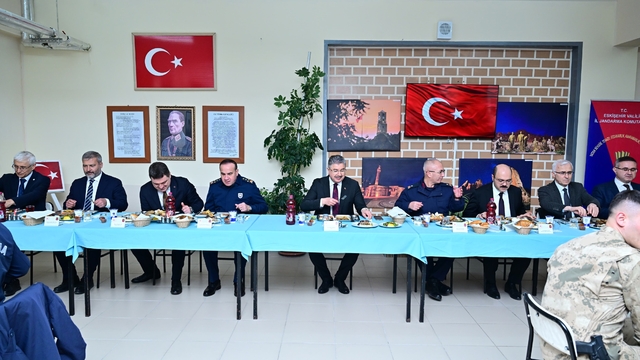 Vali Yılmaz, vatani görevini yapan er ve erbaşlar ile iftar yaptı