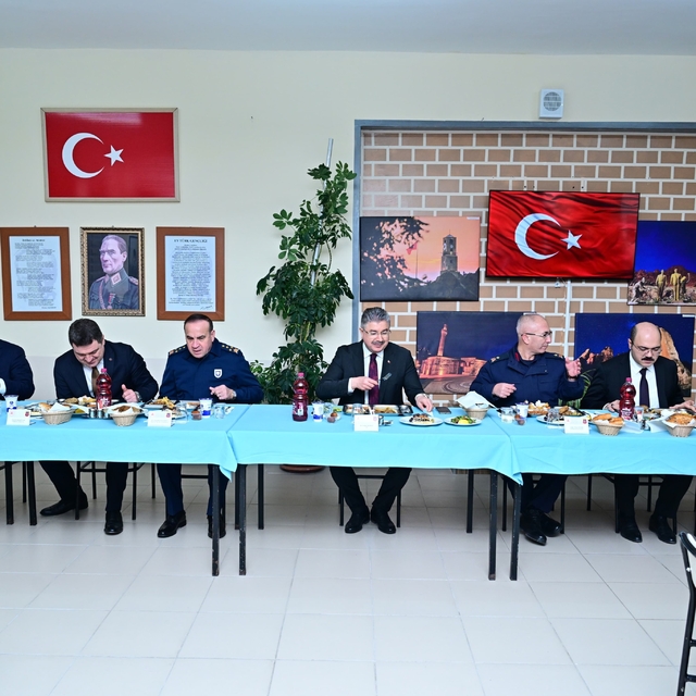 Vali Yılmaz, vatani görevini yapan er ve erbaşlar ile iftar yaptı