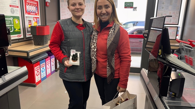 Başkan Tekin, ilçedeki kadın çalışanları ziyaret etti