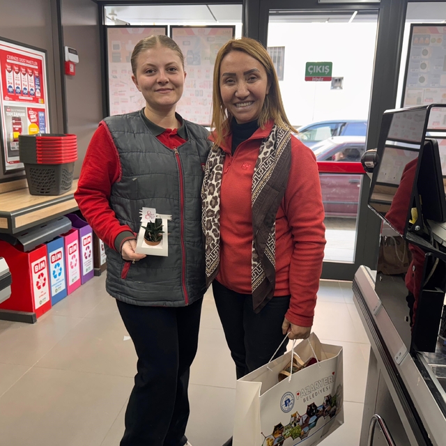 Başkan Tekin, ilçedeki kadın çalışanları ziyaret etti