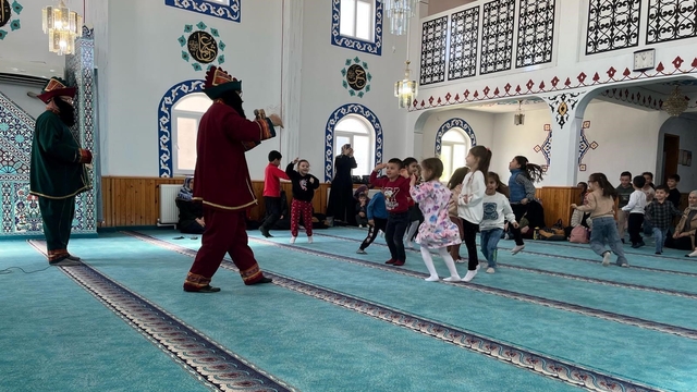 Hisarcık'ta 4-6 yaş Kur'an Kursu öğrencilerine Hacivat ve Karagöz gösterisi