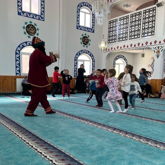 Hisarcık'ta 4-6 yaş Kur'an Kursu öğrencilerine Hacivat ve Karagöz gösterisi