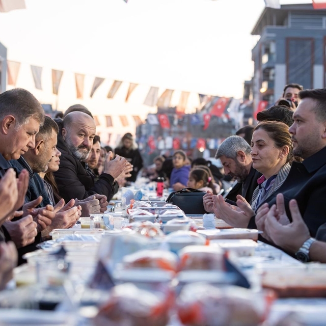 Çamdibi'nde binlerce kişilik iftar sofrası