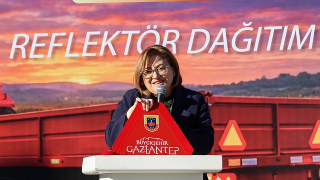 Gaziantep Büyükşehir'in "Reflektör Tak, Görünür Ol" projesinde ilk dağıtım gerçekleştirildi