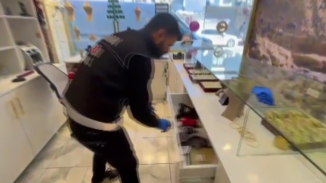 Kuyumcu süsü verip tefecilik yaptılar: Operasyonda silah, pos cihazları ve milyonluk çek-senet ele geçirildi