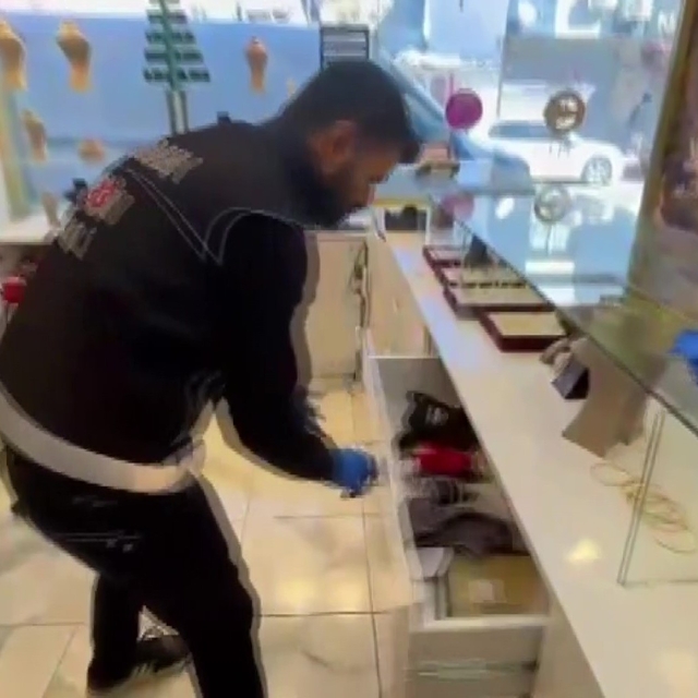 Kuyumcu süsü verip tefecilik yaptılar: Operasyonda silah, pos cihazları ve...