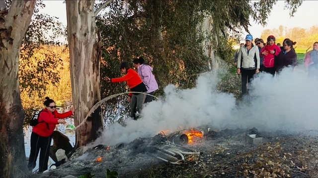Doğaseverler kanal kenarında çıkan yangını söndürdü
Kanal kenarına bırakılan atıklar yangın tehlikesi oluşturuyor