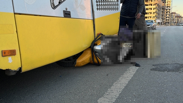 Motosikletli kurye belediye otobüsüne çarptı: 1 yaralı