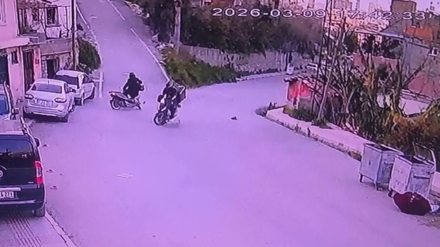 Motosikletlerin kafa kafaya çarpıştığı kazada şahısların yere savrulduğu anlar kameraya yansıdı