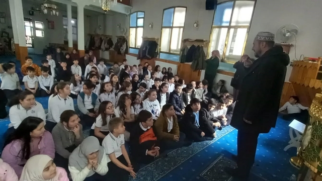 Minik öğrencilerden Hacı Seyit Camii'ne ziyaret